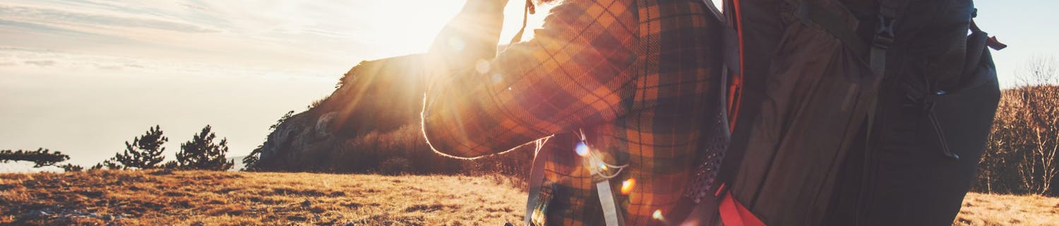Mand fotograferer med sit kamera.